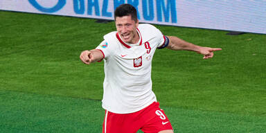 Robert Lewandowski jubelt nach einem Tor f&uuml;r Polen
