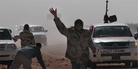 Libysche Rebellen flüchten vor einem Luftangriff Gaddafis.