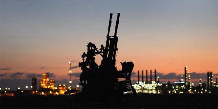 Geschütz vor Raffinerie in Ras Lanuf