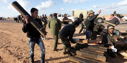 Gaddafi-Gegner vor der Stadt Bin Jawad