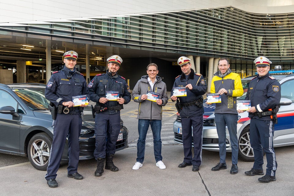 Keine Strafzettel: ÖAMTC ersetzt defekte Glühbirnen bei Polizeikontrolle