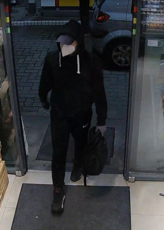 Tankstellen-Überfall: Polizei sucht diesen Mann