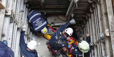 Wien: Bauarbeiter stürzt in Liftschacht