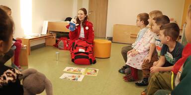 Freiwilliges Soziales Jahr mit Kindern verbringen.