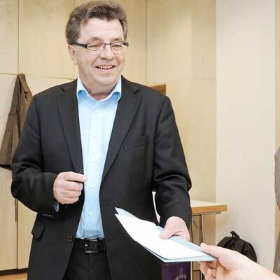 Hier gibt Ingrid Felipe von den Grünen ihre Stimme ab