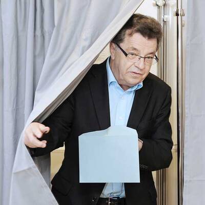 Hier gibt Ingrid Felipe von den Grünen ihre Stimme ab