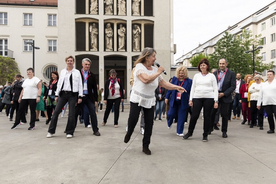 Bei der Aktion „Bildung in Bewegung: Linedance-Flashmob“ am Pius-Parsch-Platz tanzten 100 Personen zu „Flashdance – What a feeling!“