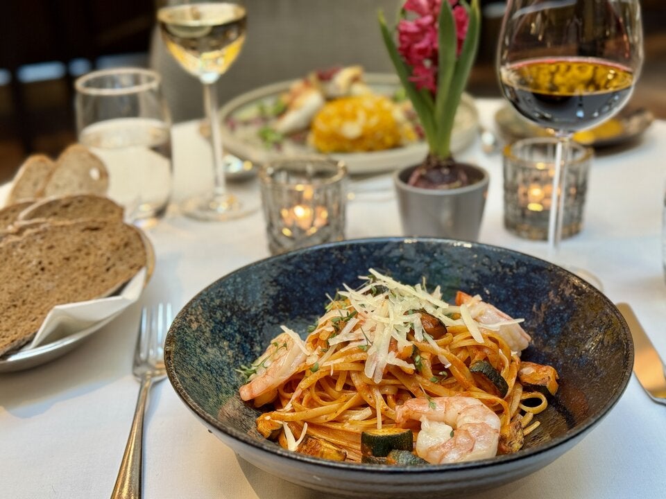 Linguine mit geröstetem Paprika und Garnelen. 