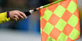 Abbruch! Kicker attackiert Linienrichter