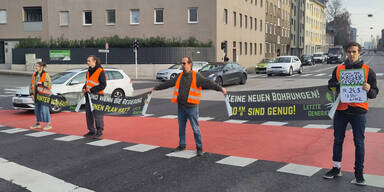 Klima-Kleber behinderten gleich zwei Rettungseins&auml;tze