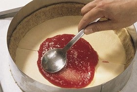 Linzer-Torte-bestreichen