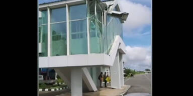 Billigflieger rammt mit Fl&uuml;gel Passagierbr&uuml;cke