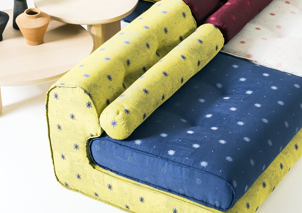 Liu Jo Living zeigte eine vielseitige Kombination, die eine vollständige Anpassung der Sitzanordnung an Bedürfnisse und verfügbaren Platz ermöglicht. Das Glam Sofa kann im Nu in ein Liege-Sofa verwandelt werden.