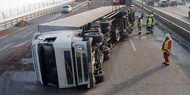 Serienunfall und Lkw-Crash auf der A2