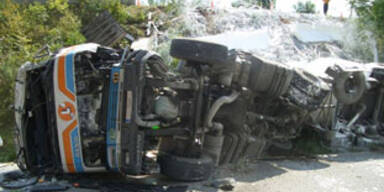 LKW stürzte von der Autobahnabfahrt