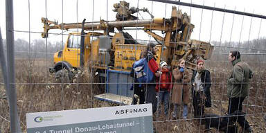 Lobau-Aktivisten-Bagger_APA