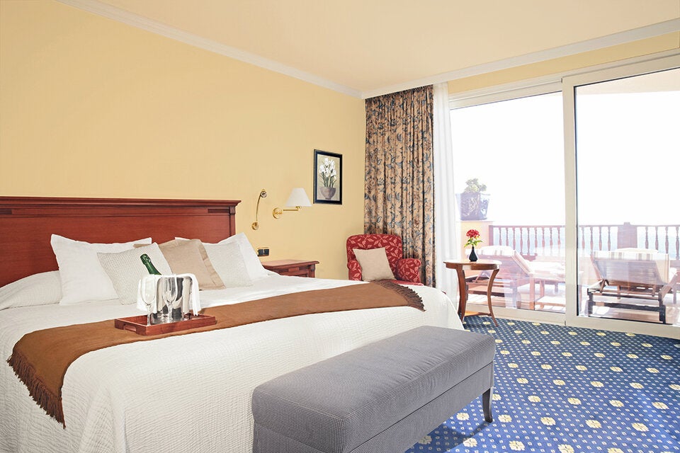 Panoramazimmer Löwenblick. Außergewöhnlich schöne Doppelzimmer mit Panorama-Fensterfronten und Meerblick.