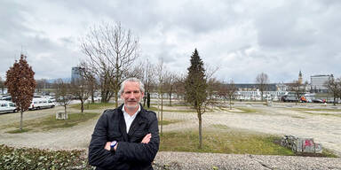 Lorenz Potocnik vor dem vorgeschlagenen Areal in Urfahr