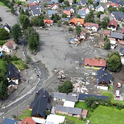  Die Gemeinde im Paltental (Bezirk Liezen, Steiermark) wurde von einer Mure verschüttet.