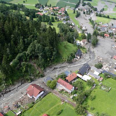 Die Gemeinde im Paltental (Bezirk Liezen, Steiermark) wurde von einer Mure verschüttet.