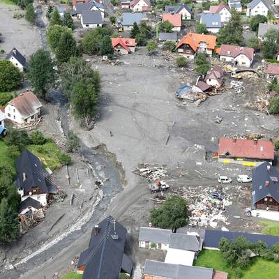  Die Gemeinde im Paltental (Bezirk Liezen, Steiermark) wurde von einer Mure verschüttet.