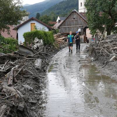  Die Gemeinde im Paltental (Bezirk Liezen, Steiermark) wurde von einer Mure verschüttet.