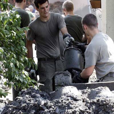 Eine neue Sintflut gefährdet die Aufräumarbeiten 