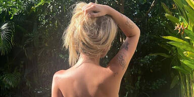 Model Lotti Moss zieht blank