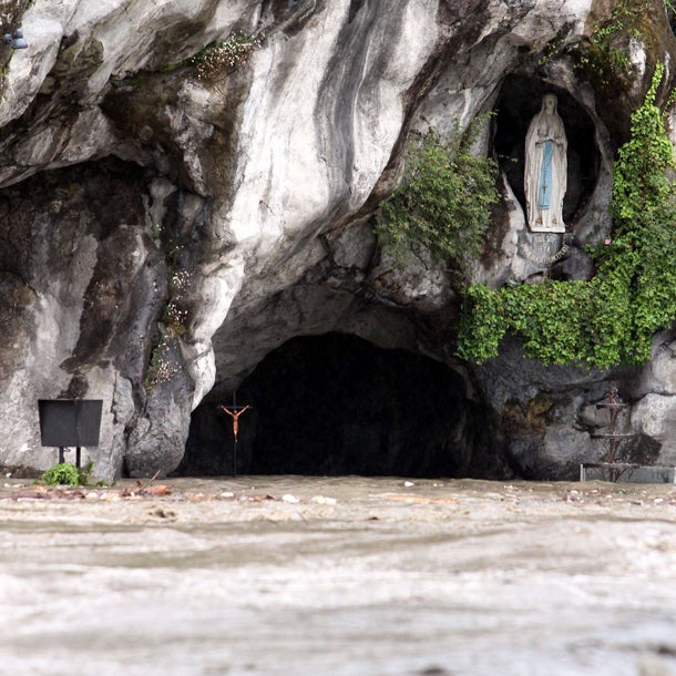 Wallfahrtsort Lourdes unter Wasser