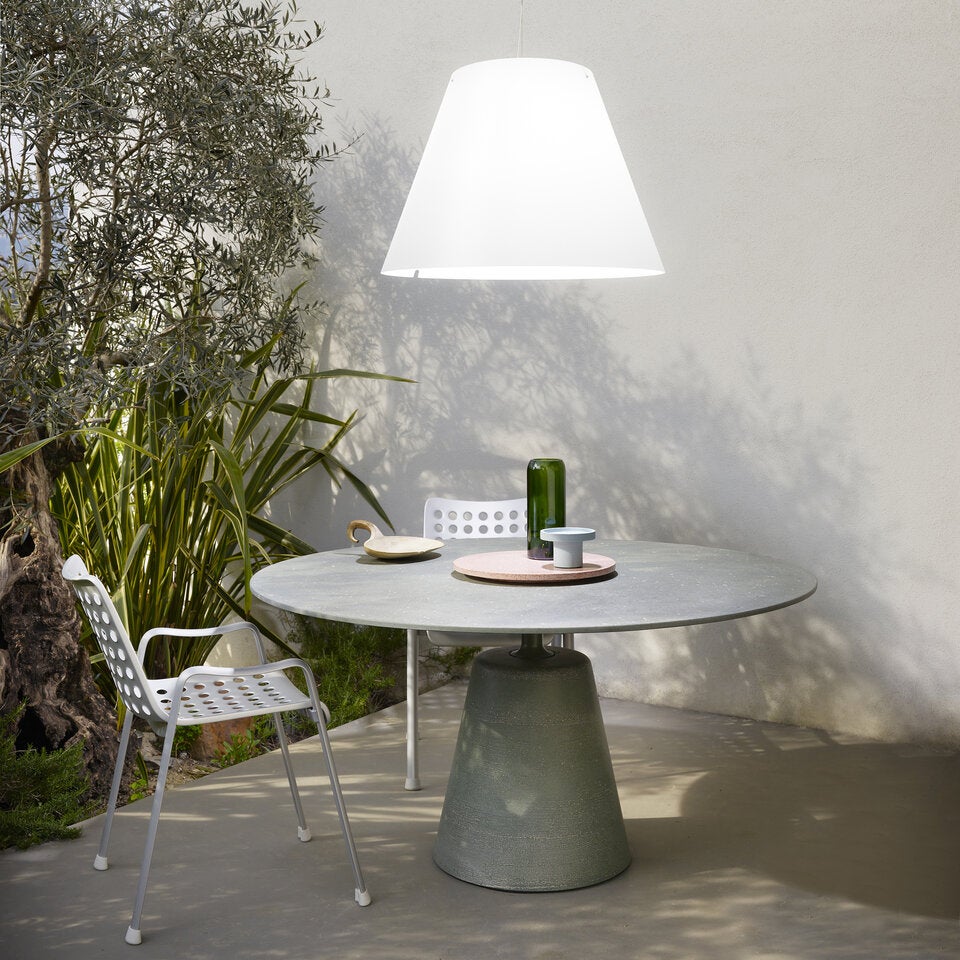 Nui Mini von Luceplan mit Akku ist ein dekorativer Zusatzlichtspender für innen und außen, 253,99 Euro, lampenwelt.at