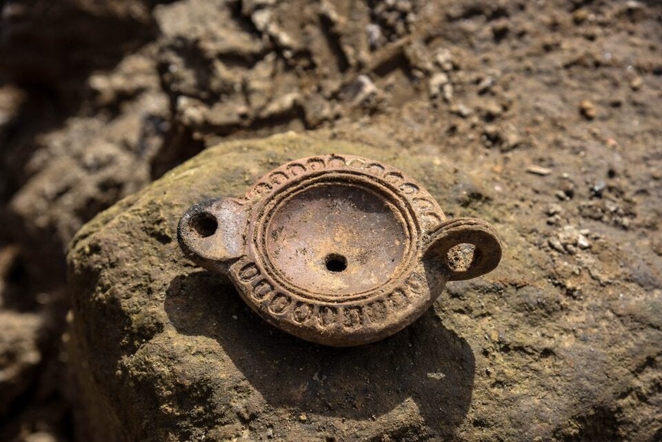 Ebenfalls in Liternum gefunden wurden Grabbeigaben wie Münzen, Lampen und kleine Vasen. Diese vermutete Lampe könnte eine Kerze aus Talg und Bienenwachs enthalten haben. 