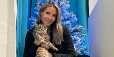 Simone Lugner feiert einsame Weihnachten - ihre Katzen leisten ihr aber immerhin Gesellschaft. 