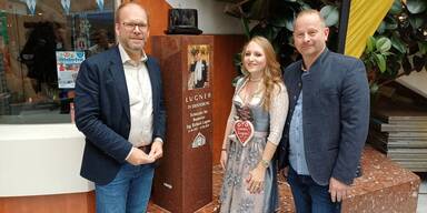 Mit Zylinder: Richard Lugner bekommt ein Denkmal