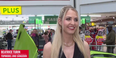 Lugner pr&auml;sentiert Luxussportwagen in seiner City.png