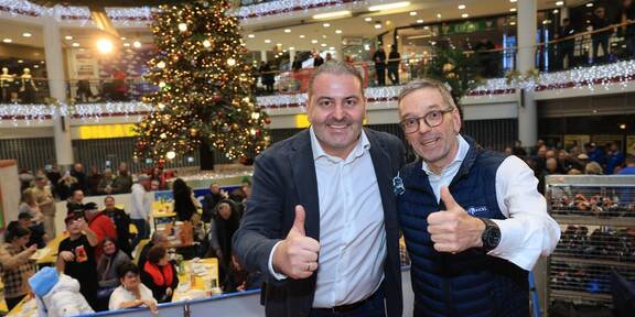 FPÖ-Chef Kickl feiert Weihnachten in der Lugner City