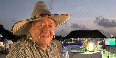 Lugner schl&uuml;rft schon wieder Cocktails