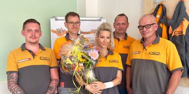 Lugners "Bienchen" bekam zum Abschied bei Hornbach Blumen und Torten