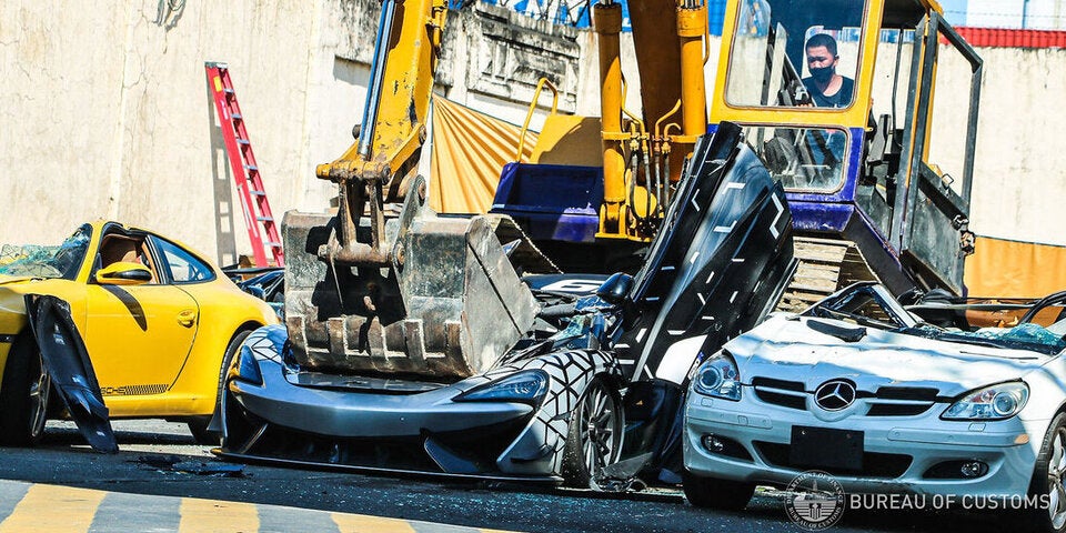 Sündteure und seltene Luxusautos mit Bagger zerstört