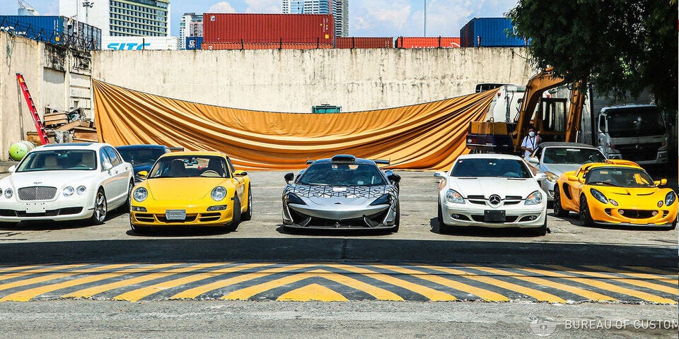 Sündteure und seltene Luxusautos mit Bagger zerstört