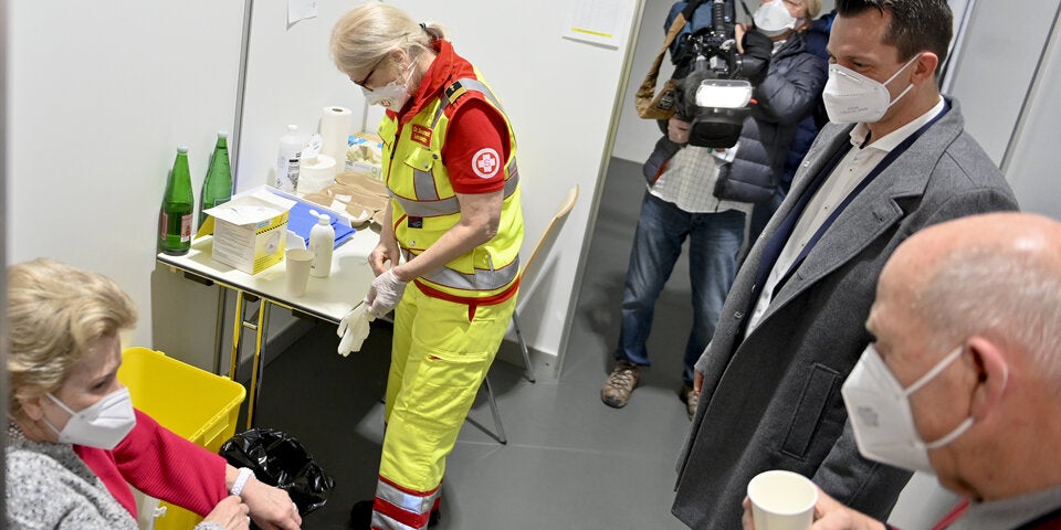 Mückstein zum Auftakt im Impf-Einsatz