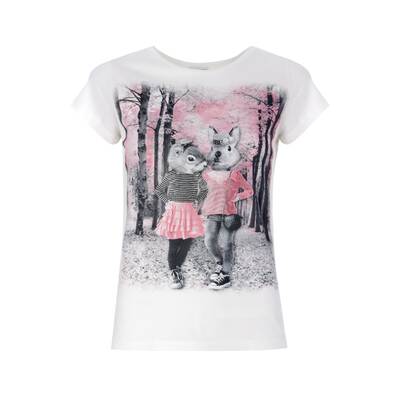 Stars im weißen T-Shirt