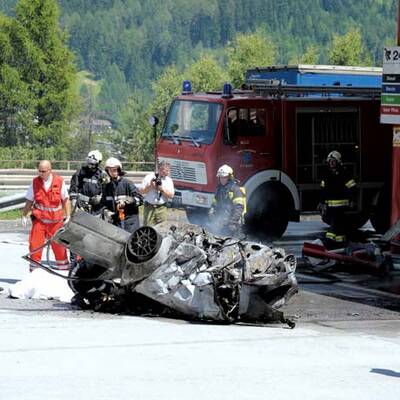 PKW rast in Tankstelle