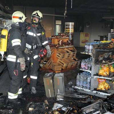 PKW rast in Tankstelle