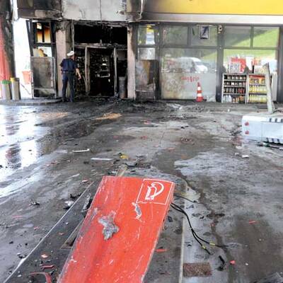 PKW rast in Tankstelle