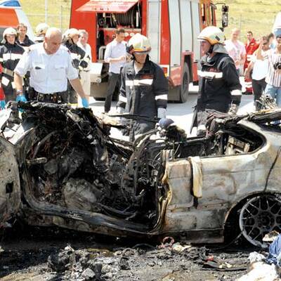 PKW rast in Tankstelle