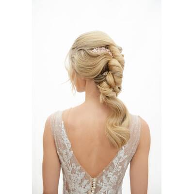 Mit zartem Haarschmuck wird die Frisur perfekt.