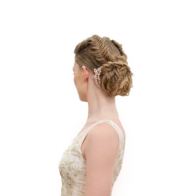 Mit zartem Haarschmuck wird die Frisur perfekt.