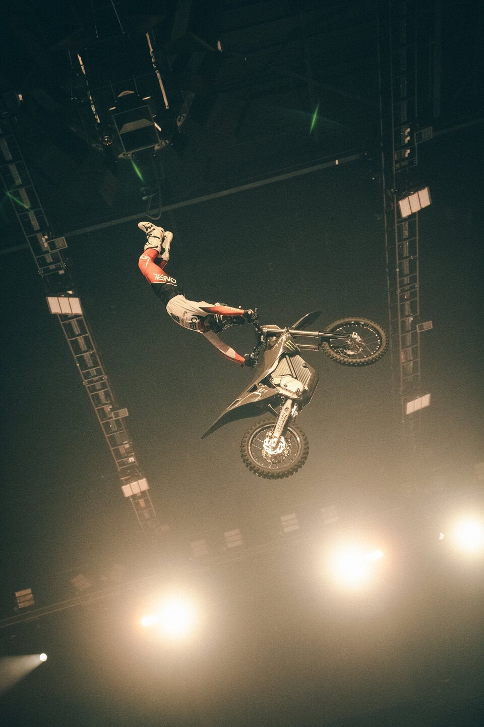 Feuer, Jumps und cooler Sound mit Zweirädern