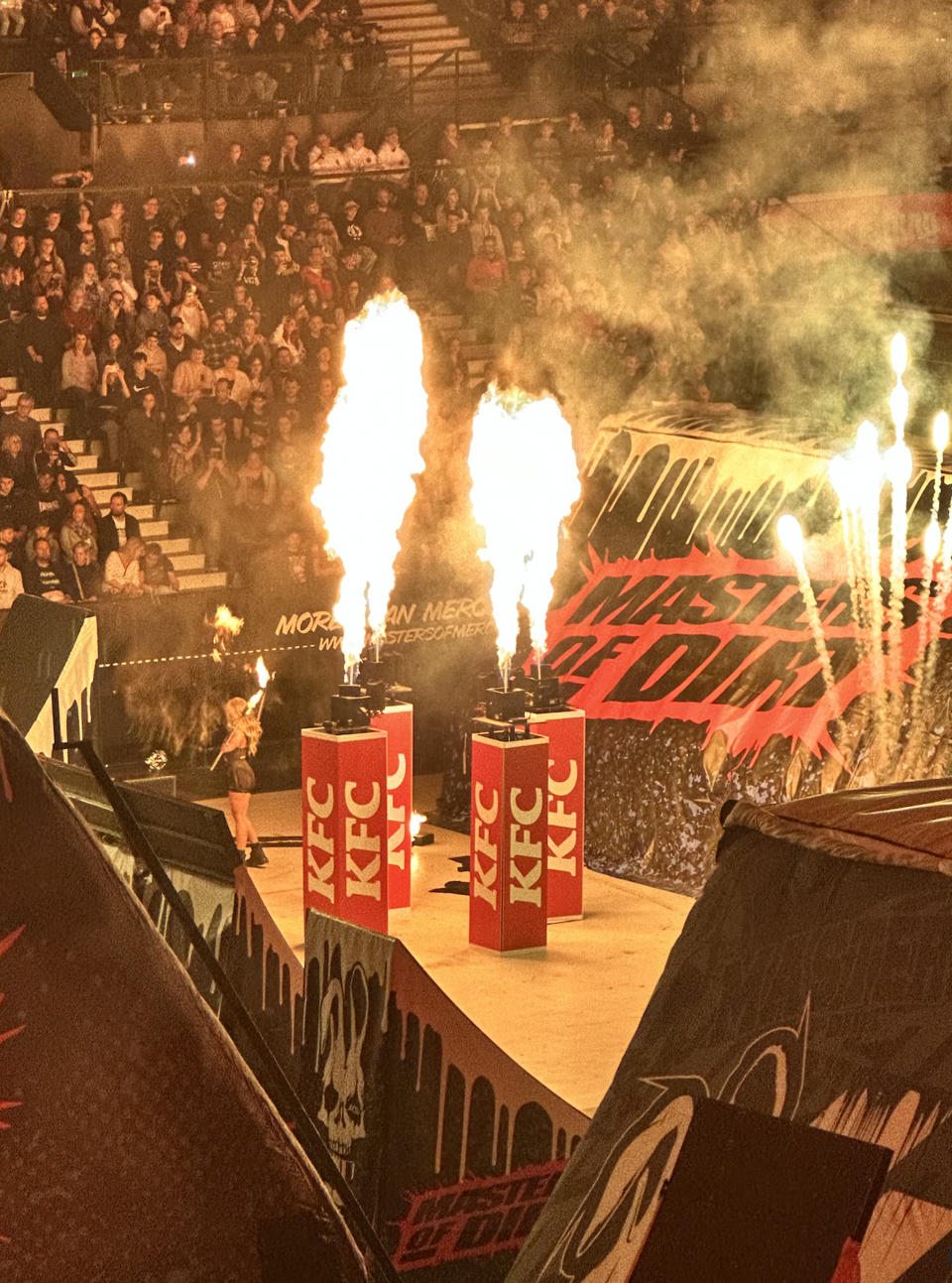 Flammen und Feuer begleiten die waghalsigen Sprünge der Riders. 