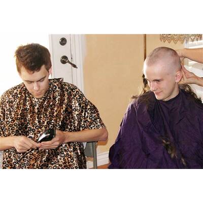 Familie rasiert sich Glatzen aus Liebe zur Mutter